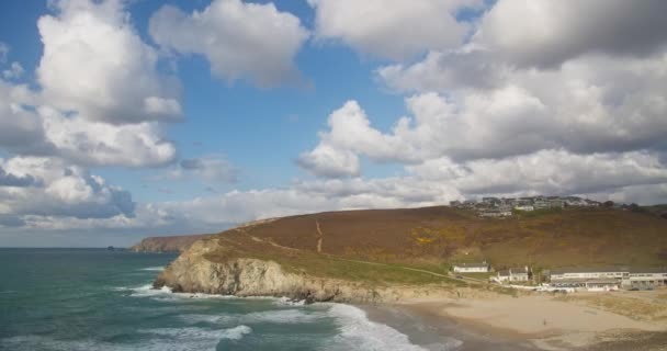 Mraky Pohybující Vrhající Stíny Přes Kopec Pobřeží Porthtowan Přílivem Odlivem — Stock video