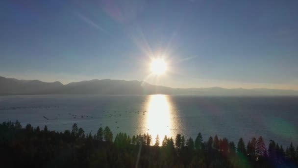 Luz Del Sol Brillante Con Reflejo Espejo Lago Sereno Tahoe — Vídeo de stock