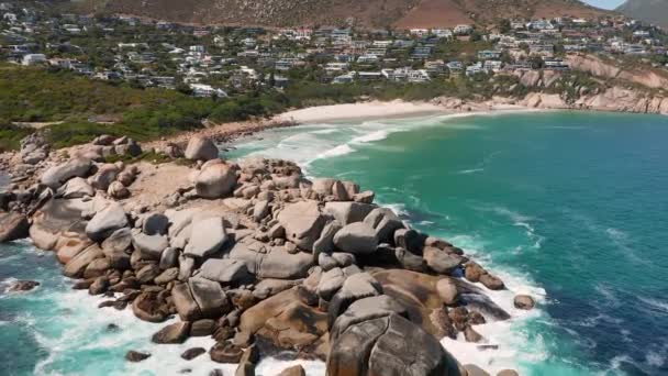 Felsbrocken Der Rauen Küste Von Llandudno Beach Kapstadt Südafrika Drohnenschuss — Stockvideo