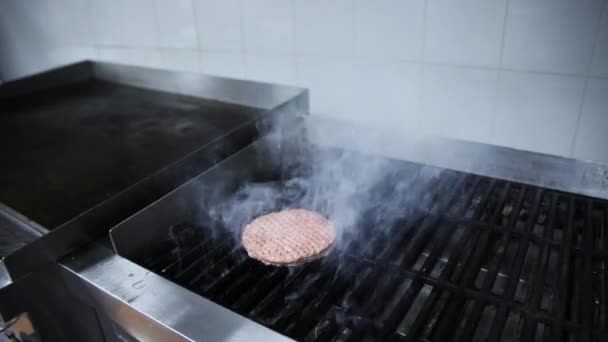 Zoom Fuori Cottura Vapore Hamburger Sulla Griglia — Video Stock