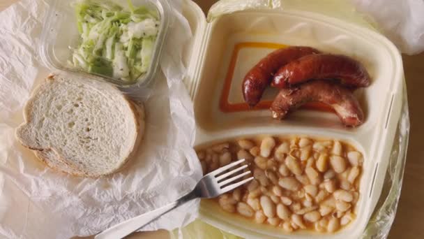 Comida Para Llevar Envases Espuma Poliestireno Frijoles Blancos Salchichas Con — Vídeos de Stock