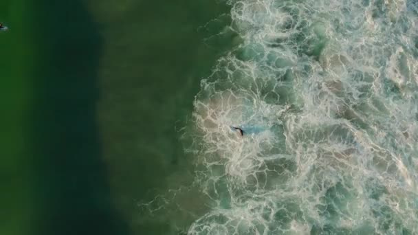 Top View Surfers Splashing Foamy Waves Llandudno Beach Fokvárosban Dél — Stock videók