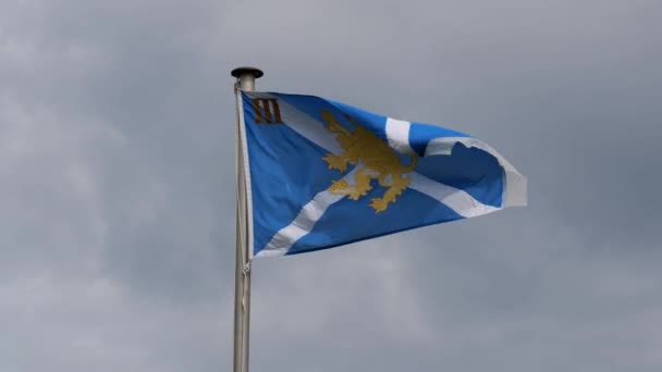 Vinka Rampant Skotsk Flagga Skottland Viftar Stark Vind Mot Molnig — Stockvideo