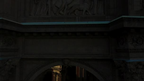 프란시스코에 궁전의 올라가 만을바라보는 안개낀 금문교가 모습을 드러낸다 — 비디오