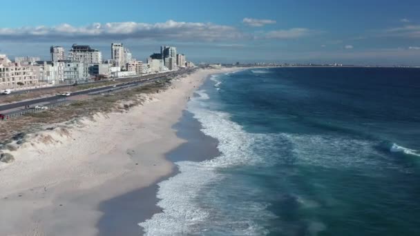 Vista Aérea Los Edificios Playa Blouberg Soleado Día Verano Drone — Vídeo de stock