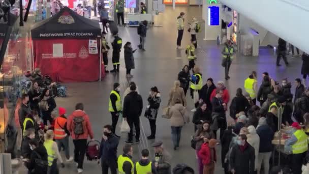 Central Train Station Busy Volunteers Ukrainian Refugee Crisis Warsaw — Vídeo de stock