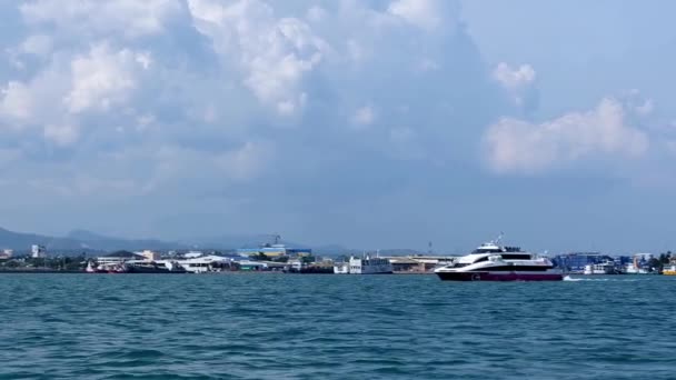 一艘岛际快艇准备停靠在宿务市国内海港 这段慢动作视频很好说明问题 — 图库视频影像