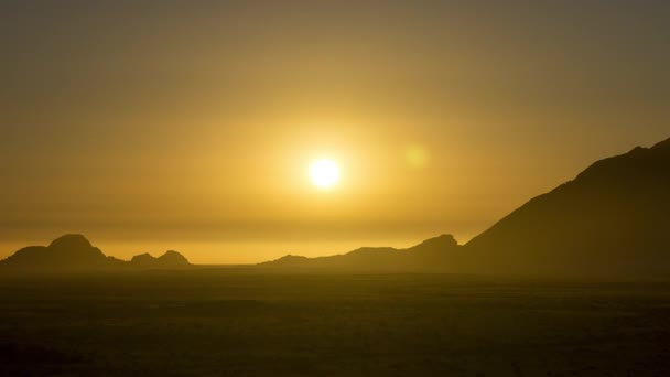 壮大なスピッツコッペ山 ナミビアの背後にある黄金の空を背景にした美しい夕日 タイムラプス — ストック動画
