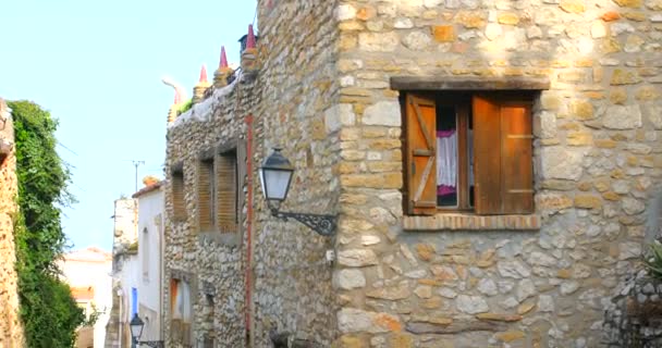 スペインの素朴な村で空の通りと建築古い石造りの家 ティルトダウンショット — ストック動画