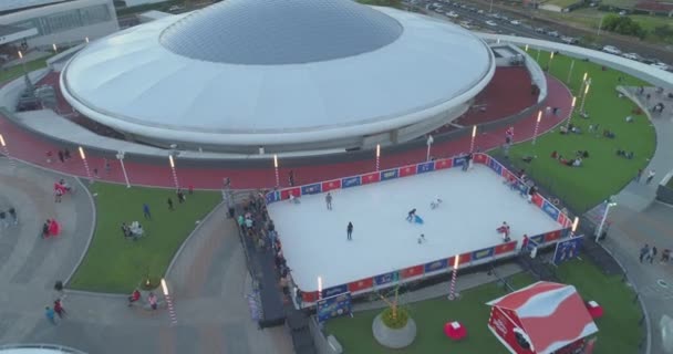 Drone Shot Van Lucht Schaatsbaan Buiten Kinderen Volwassenen Schaatsen Synthetisch — Stockvideo