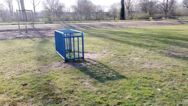 Flyga Runt Fotbollsplan Mål Park — Stockvideo