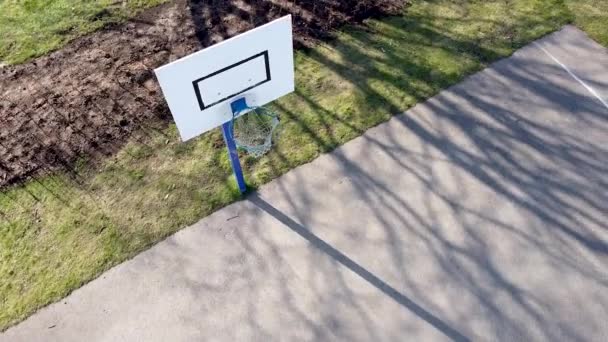 Fly Drone Shot Basketball Hoop Outdoor Courtyard — Stockvideo