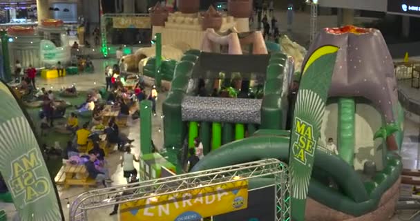 Crianças Adultos Que Jogam Que Saltam Inflatables Gigantes Para Saltar — Vídeo de Stock