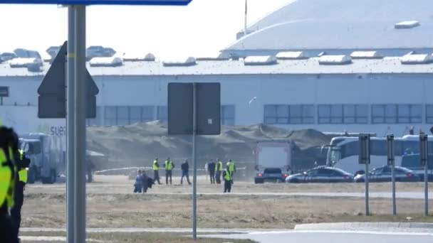 Fuerzas Seguridad Estadounidenses Llegando Aeropuerto Europeo Evento Otan Presidente Joe — Vídeo de stock