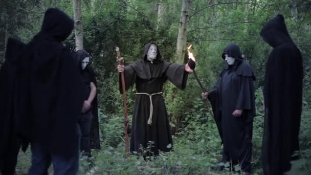 Círculo Malvados Druidas Encapuchados Una Secta Realizando Ritual Brujería — Vídeo de stock