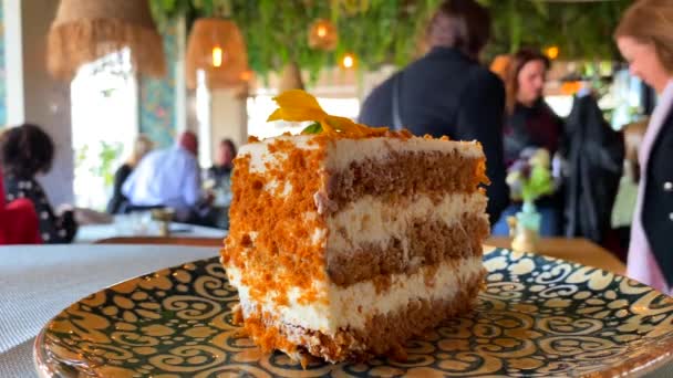 Delicious Carrot Cake Yellow Flower Plate Pretty Restaurant Sweet Dessert — Vídeos de Stock