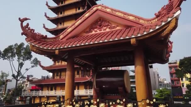 Tilt Shot Van Boeddhistische Tempel Poorten Naar Toren Hoofdgebouw Vietnam — Stockvideo