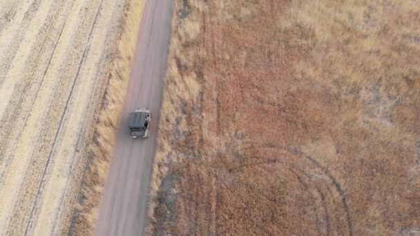 Ranger Dirigindo Para Baixo Estrada Sujeira Montanhas Utah Queda Durante — Vídeo de Stock