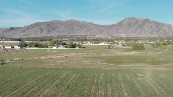 Vista Aérea Campos Utah Com Montanhas Fundo Com Céu Azul — Vídeo de Stock