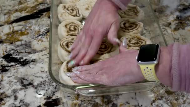 Çiğ Tarçınlı Ruloları Tavada Düzleştirip Sonra Pişiriyorlar — Stok video