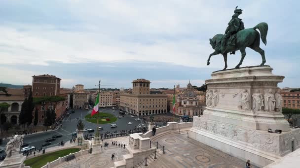 Toerist Bezoekt Victor Emmanuel Monument Tijdens Het Verkeer Rotonde Zonnige — Stockvideo