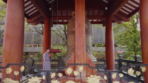 Een Boeddhist Monnik Rinkelt Een Grote Bell Loopt Rond Een — Stockvideo