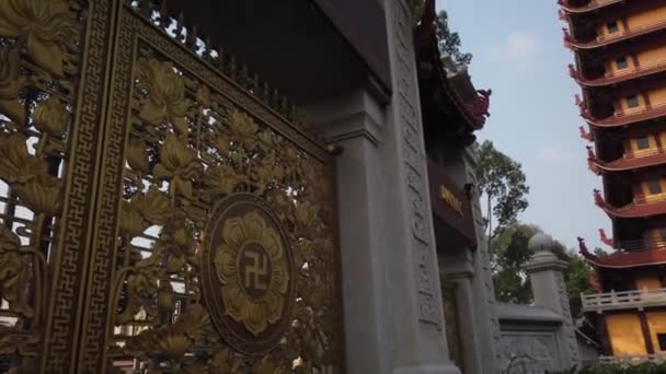 Panning Shot Buddhist Temple Gates Tower Main Building Vietnam Sunny — Vídeo de Stock