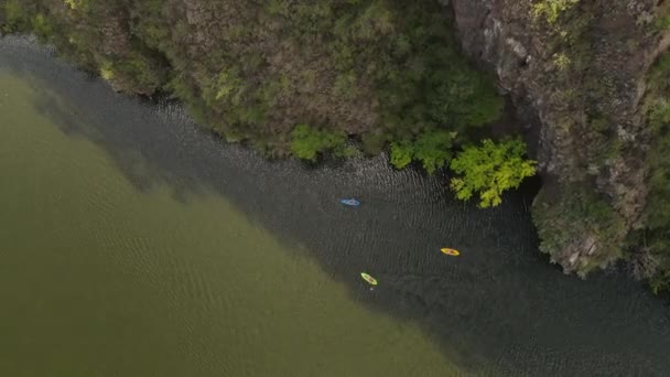 Three Colorful Kayaks Paddling Shadow Close River Shore Cordoba Hot — ストック動画