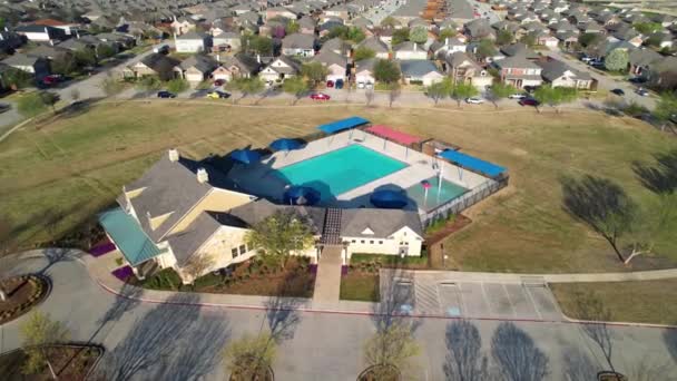 アインズワース博士のアンナ テキサス州のプールの空中映像 — ストック動画