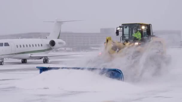 Tractor Quitanieves Limpiando Nieve Durante Tormenta Nieve Ventisca Aeropuerto — Vídeo de stock