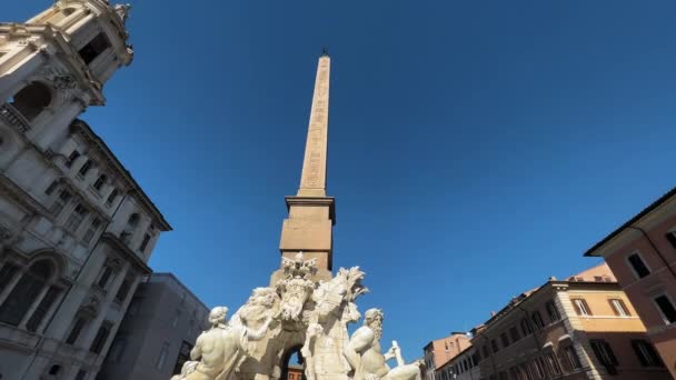 在蓝天的映衬下拍摄罗马著名的纳沃纳广场和海王星之源 — 图库视频影像