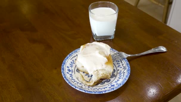 Fresh Cinnamon Roll Covered Icing Served Glass Milk — 비디오