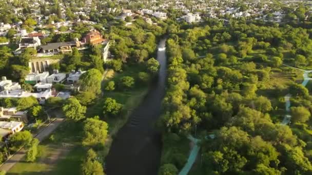 Suquia River Basin Crossing Green Area Cordoba City Argentina Aerial — Vídeo de stock