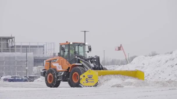 Sneeuwschuiver Trekker Verwijderen Dikke Sneeuw Uit Stad Straat Tijdens Sneeuwstorm — Stockvideo