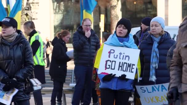 Kvinna Med Flagga Och Putin Hem Tecken Rally Mot Krig — Stockvideo