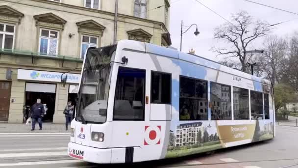クラクフ ポーランドの通りを走るトラムは — ストック動画