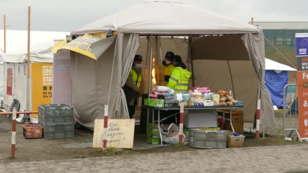 Chiński Namiot Pomocy Humanitarnej Dla Ukraińskich Uchodźców Granicy Ukraińsko Polskiej — Wideo stockowe