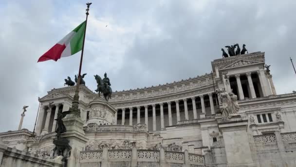 Waving Italian Flag Altar Fatherland Rome Cloudy Sky Italy — Video