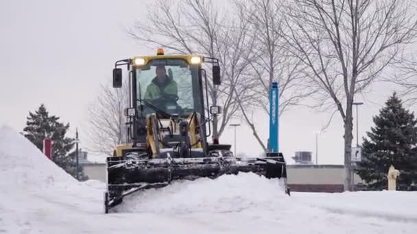 Sneeuwschuiver Trekker Verwijderen Dikke Sneeuw Van Straat Sneeuwstorm — Stockvideo