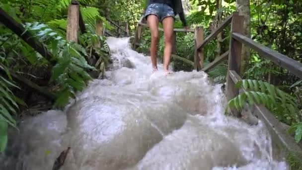 Sexy Long Legged Woman Descending Rocky Path Bua Tong Sticky — Stockvideo