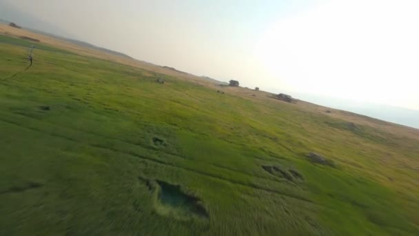 Fpv无人驾驶飞机以中心枢轴直线灌溉系统飞越农村农田 — 图库视频影像