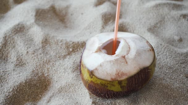 Frisse Natuurlijke Kokosnoot Kokoswater Drinken Het Zandstrand Puerto Escondido Mexico — Stockvideo