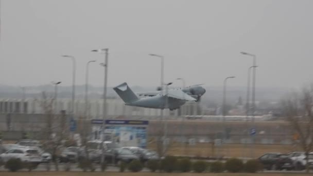 Usa Air Force Military Airplane Taking Airport Tarmac — стоковое видео