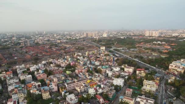 インドのチェンナイに位置するKoyambedu市場とバススタンドの空中撮影 美しいショットは あなたに市場の建物を示しています 下水処理場 メトロブリッジと主要道路 — ストック動画