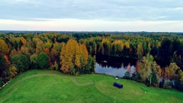 Drone Översikt Skjuten Över Rektangulär Stuga Stranden Sjö Omgiven Höstträd — Stockvideo