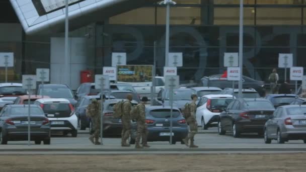Τέσσερις Αμερικανοί Στρατιώτες Στολή Περπατούν Έξω Από Αεροδρόμιο Rzeszow Jasionka — Αρχείο Βίντεο