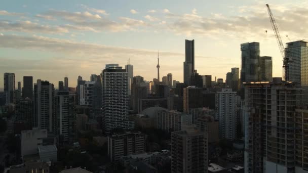 Drone Footage Facing Downtown Toronto Including Tower — Stockvideo
