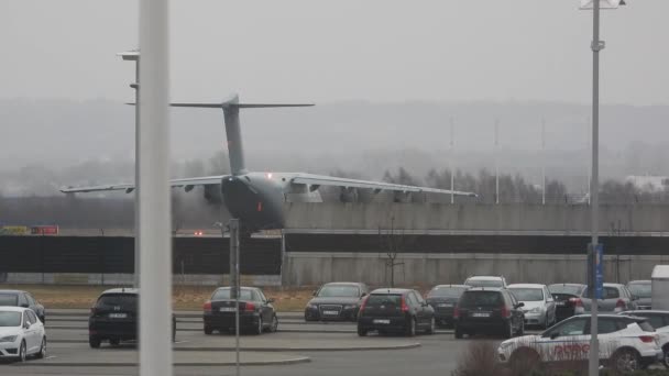 Немецкий Airbus A400M Atlas Аэропорту Жешув Енгонка Польше — стоковое видео