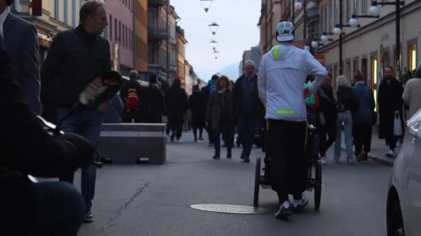 Slomo Uber Äter Moped Körning Gågatan Stockholm — Stockvideo
