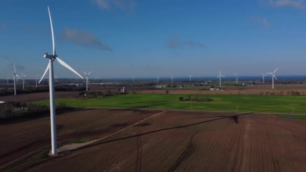 Turbina Viento Que Genera Energía Izquierda Mientras Proyecta Sombra Con — Vídeo de stock